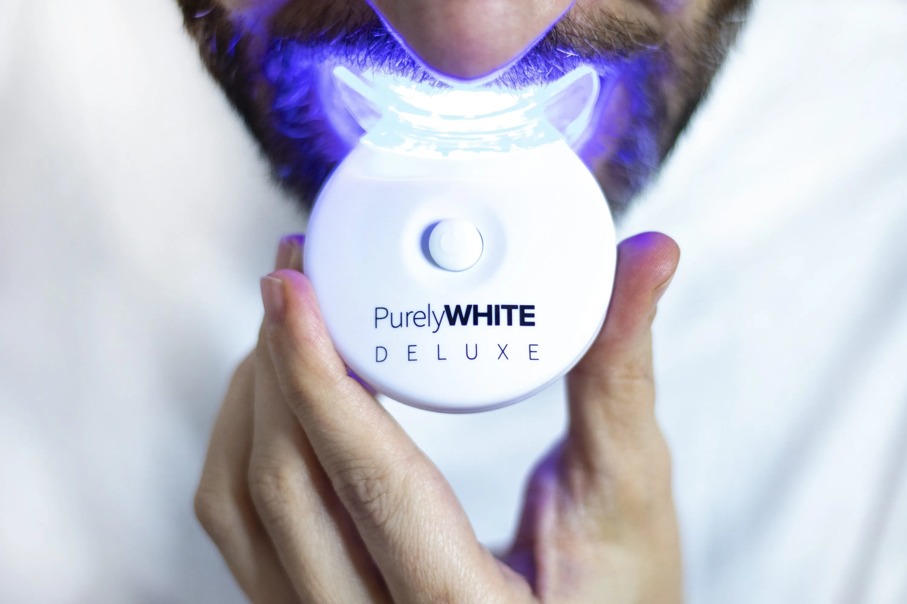 /img/25665-teeth-whitening-pros-cons.webp