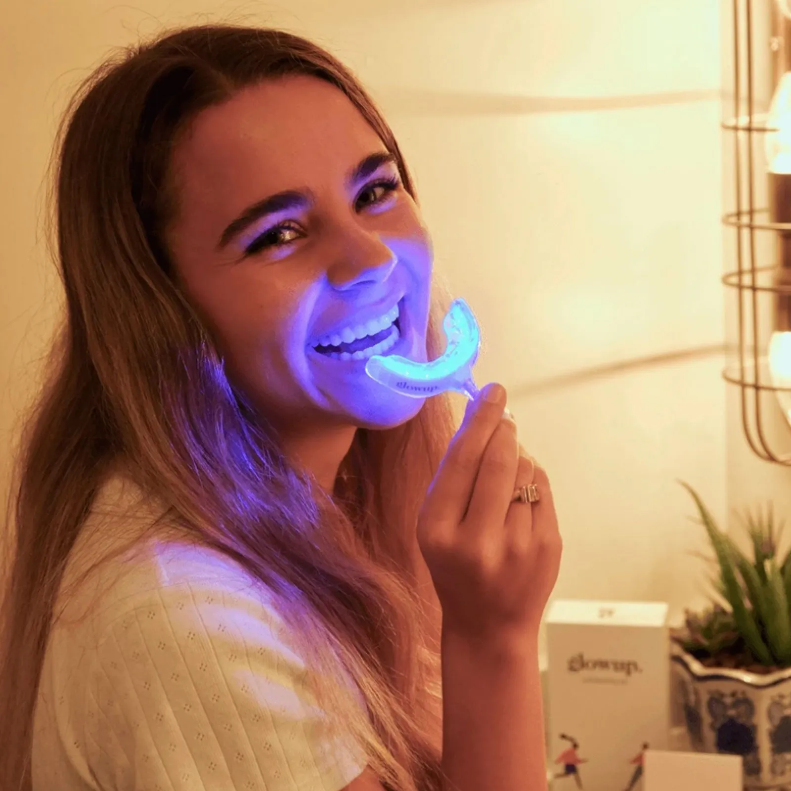/img/25675-led-teeth-whitening-kit-confident-smile.webp