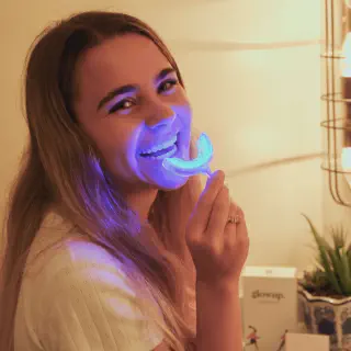 /img/25675-led-teeth-whitening-kit-confident-smile.webp