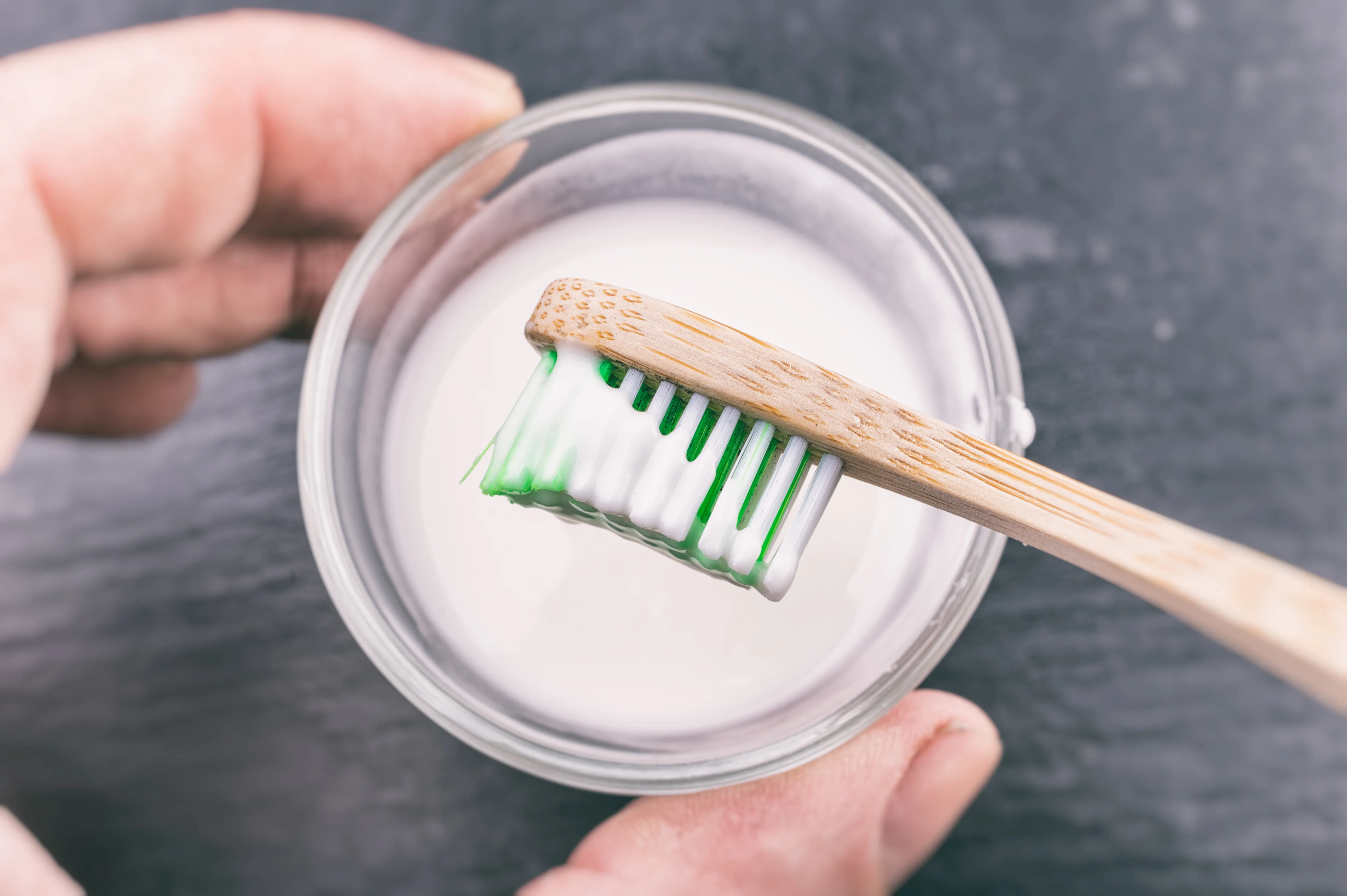 25716 applying teeth whitening mixture