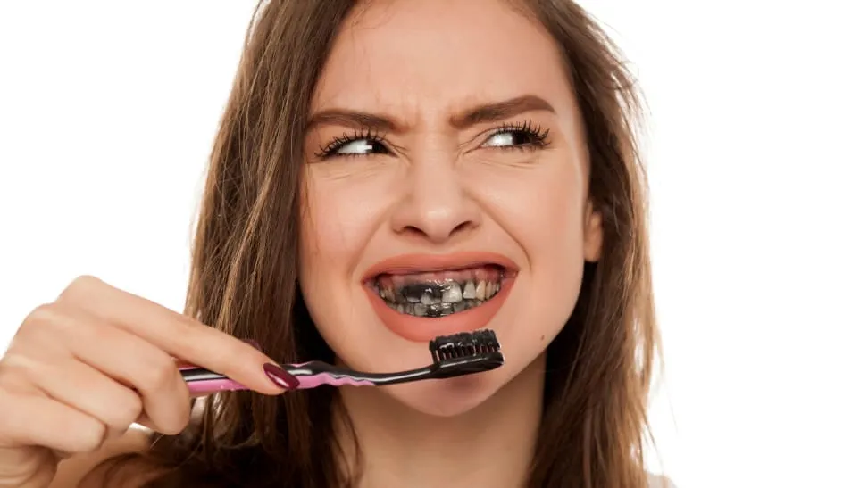 /img/25728-teeth-whitening-brush.webp