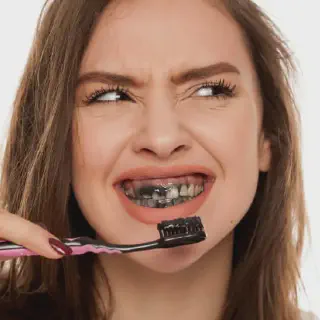 /img/25728-teeth-whitening-brush.webp