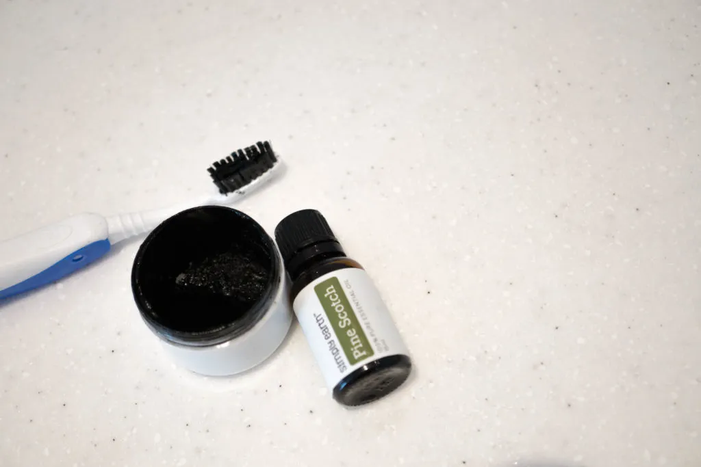 /img/25762-choosing-charcoal-toothpaste.webp