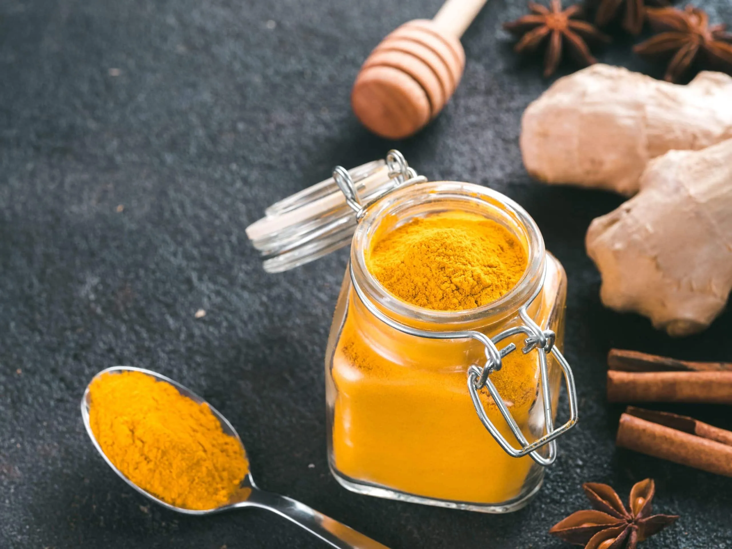 /img/25788-turmeric-teeth-whitening-tips.webp