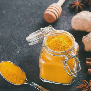 /img/25788-turmeric-teeth-whitening-tips.webp