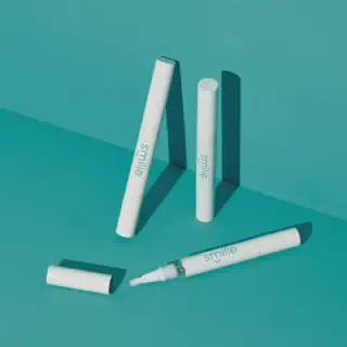 /img/25841-teeth-whitening-pen-smile.webp